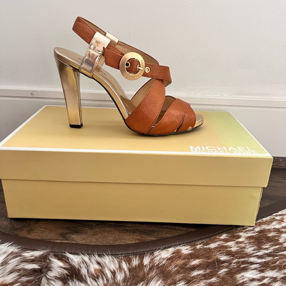 Michael Kors brown and gold strappy leather shoes! Size 7